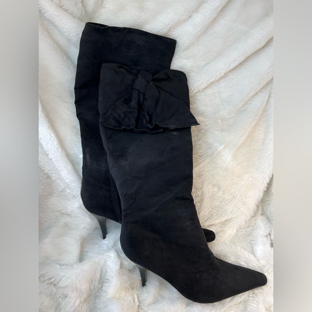 Black tall boot with bow